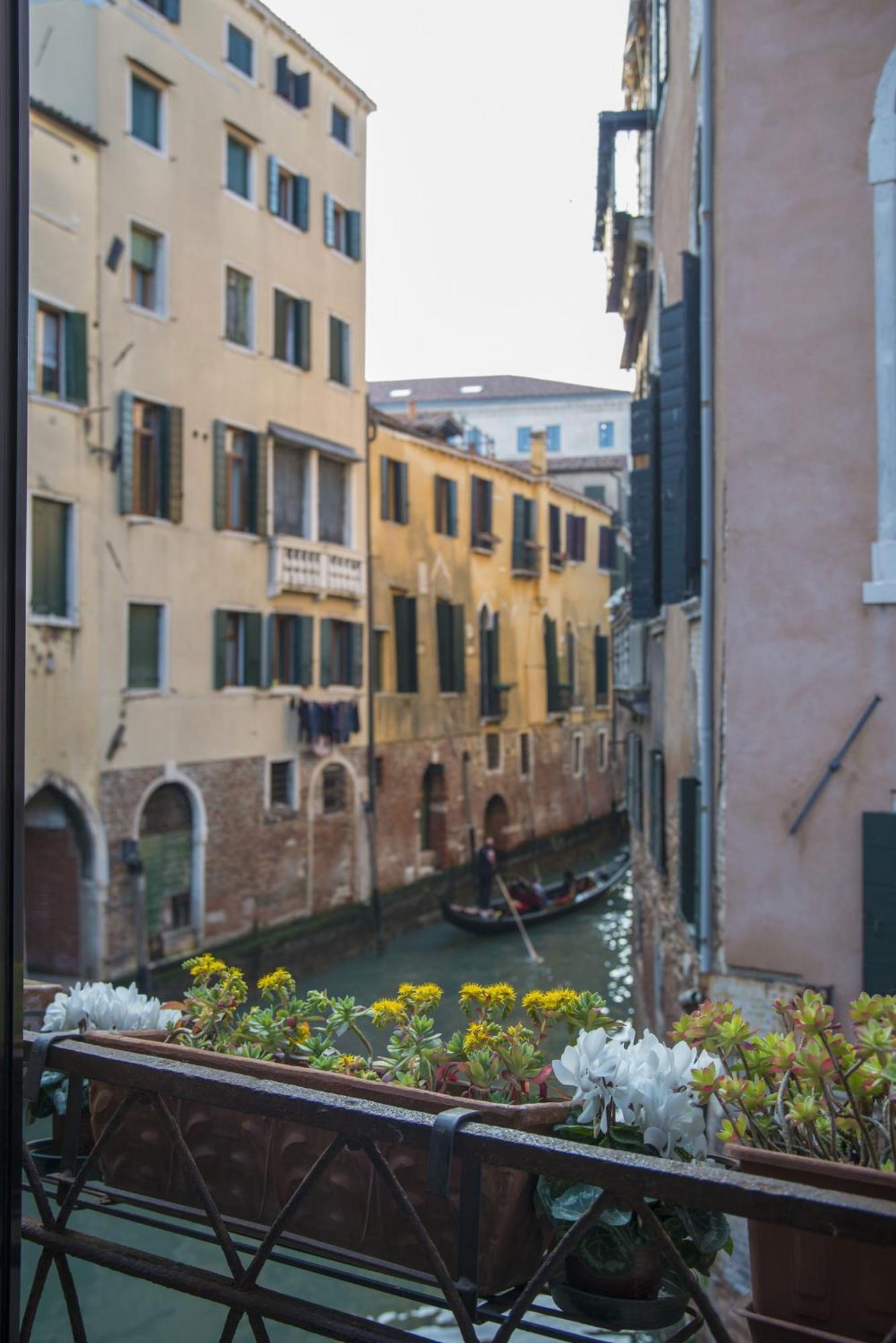 Tre Sestieri Terrace - Canal View 2024 Veneza Quarto foto
